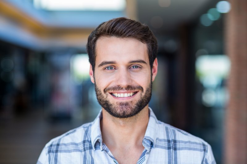 person who had cosmetic dental flaws fixed smiling